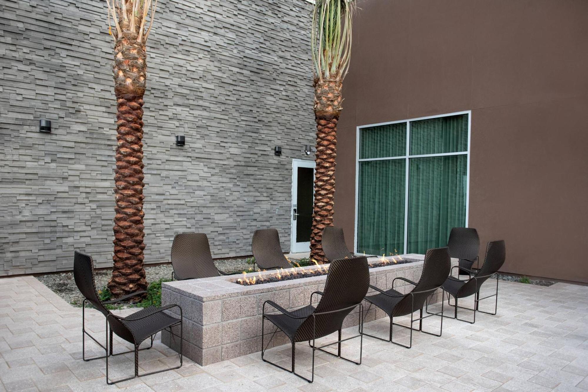 Courtyard By Marriott Mesa At Wrigleyville West Eksteriør bilde