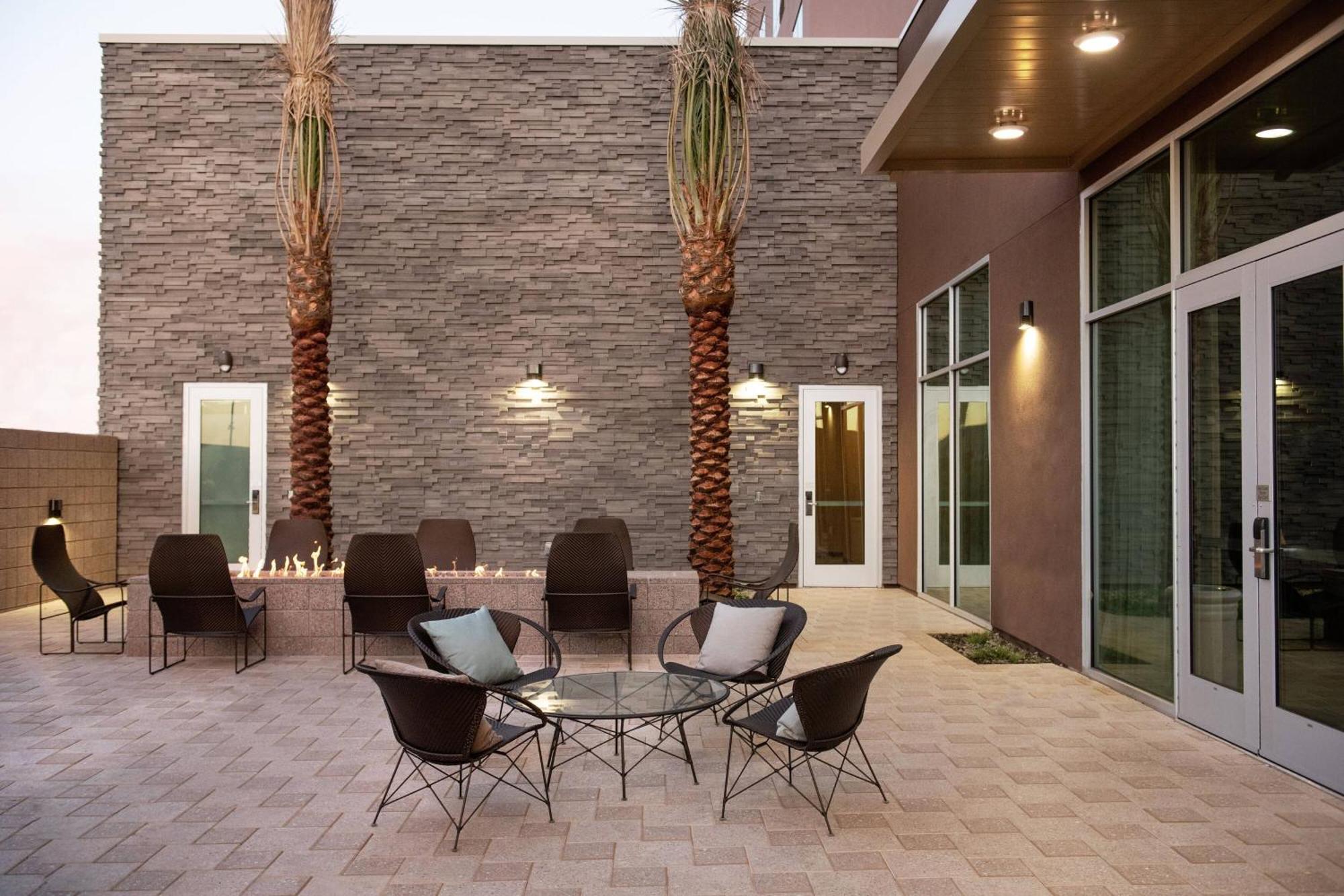 Courtyard By Marriott Mesa At Wrigleyville West Eksteriør bilde